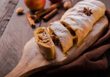Elmalı Pastalı Çörek Pastası Kapanışı. Tarçınlı Avusturya Puff Parçası. Pastane Doğum Günü Kahvaltısı İçin Kesildi. Ev yapımı Apfelstrudel Gurme Kabuğu