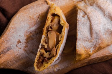 Elmalı Pastalı Çörek Pastası Kapanışı. Tarçınlı Avusturya Puff Parçası. Pastane Doğum Günü Kahvaltısı İçin Kesildi. Ev yapımı Apfelstrudel Gurme Kabuğu