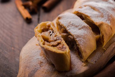 Elmalı Pastalı Çörek Pastası Kapanışı. Tarçınlı Avusturya Puff Parçası. Pastane Doğum Günü Kahvaltısı İçin Kesildi. Ev yapımı Apfelstrudel Gurme Kabuğu