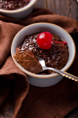 Sıcak Fransız tatlıları. Seramik Fırın 'da çikolatalı puding. Neşeli. en üstteki görünüm