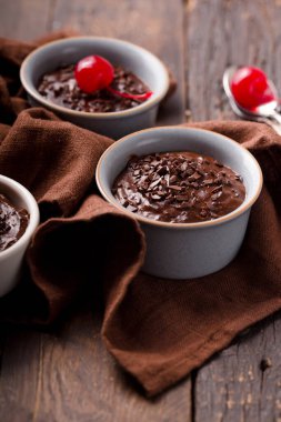 Sıcak Fransız tatlıları. Seramik Fırın 'da çikolatalı puding. Neşeli. en üstteki görünüm