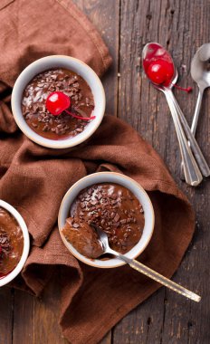 Sıcak Fransız tatlıları. Seramik Fırın 'da çikolatalı puding. Neşeli. en üstteki görünüm