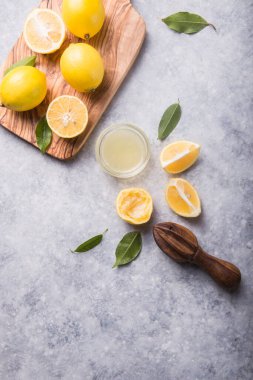 Limon ferahlığı ve limon. Citrus suyu çıkarıcı. Kilo verme kavramı. Meyve sıkacağı ve sıkılmış meyve sıkacağı.