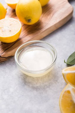 Limon ferahlığı ve limon. Citrus suyu çıkarıcı. Kilo verme kavramı. Meyve sıkacağı ve sıkılmış meyve sıkacağı.