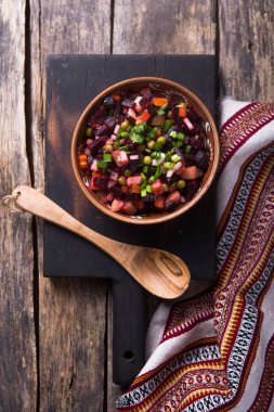 Rus mutfağından çeşitli sebze salatası - vinaigrette - pancar salatası. en üstteki görünüm