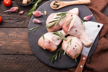 Tavuk eti - pişmemiş but ya da hamur işlerinde kullanılan malzemelerle birlikte bacaklar. Üst görünüm