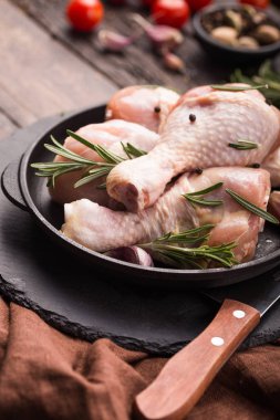 Tavuk eti - pişmemiş but ya da hamur işlerinde kullanılan malzemelerle birlikte bacaklar. Üst görünüm