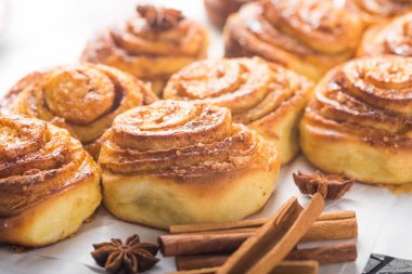 Kahvaltı için latte, kakao ve tarçınlı çörek ya da beyaz arka planda mola. Bir fincan kahve ve ev yapımı çörek.