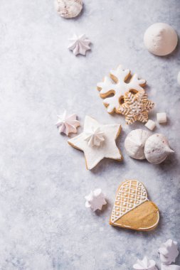 Yeni yıl ve Noel kurabiyesi kompozisyonu, yazı için boş alan, yeni yıl ve Noel natürmortu