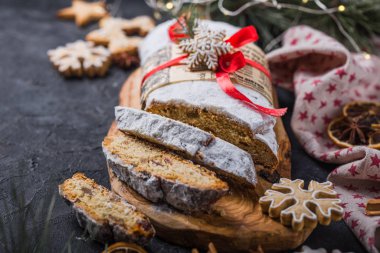 Çalınmış. Kurutulmuş böğürtlen ve fındıklı ev yapımı Noel tatlısı. Tarçın, portakal dilimleri, Noel ağacı dalları, zencefilli ekmek, seçici odak noktası.
