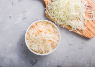 Ev yapımı lahana turşusu köyü mayalanmış lahana. Vejetaryen salatası rustik stil organik sebze iyi sağlık için harika. Geleneksel Rus kış yemeği. Probiyotik gıda konsepti.