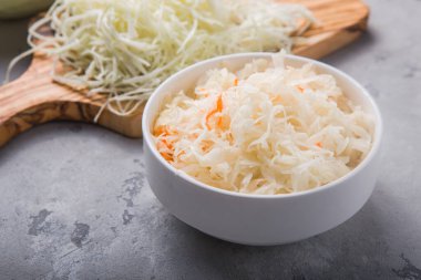 Ev yapımı lahana turşusu köyü mayalanmış lahana. Vejetaryen salatası rustik stil organik sebze iyi sağlık için harika. Geleneksel Rus kış yemeği. Probiyotik gıda konsepti.