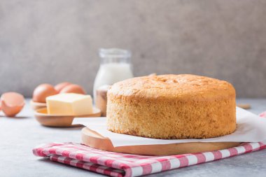Ev yapımı yumuşak ve hafif lezzetli sünger keki. İçinde malzemeler var. Taş beton masada yumurta unu sütü. Fırın arka plan kavramı.