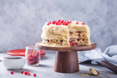 Doğum günü kremalı pasta Napolyon ya da doğranmış pasta. Böğürtlenlerle süslenmiş bir pastacı. Lezzetli bir lezzet. Ev yapımı hamur işi, turta pişirme..