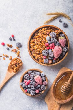Morning Granola, Fruits, gri beton arka planda kasede meyveler. Sağlıklı kahvaltı gevrekleri. Diyet yapma kavramı, sağlıklı ve temiz yemek.