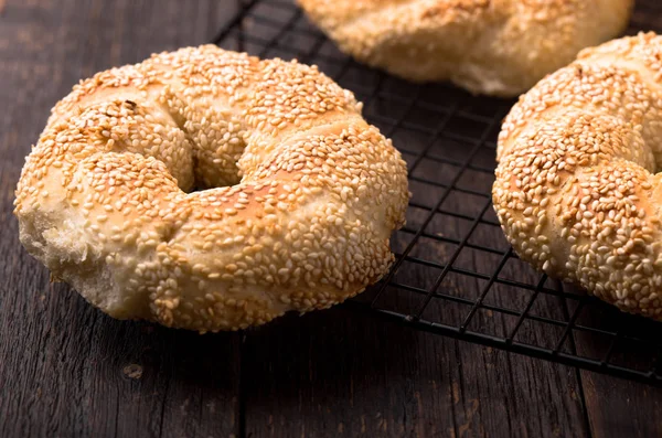 Simit adlı Yunan koulouri veya Türk simidi. Geleneksel sokak yemekleri, çıtır susamlı ekmek halka simit.