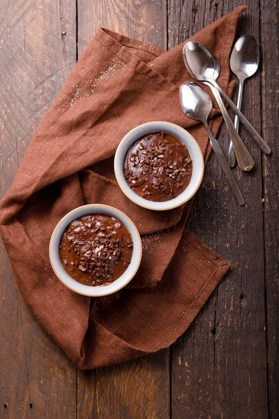 Heet Feestelijk Frans Dessert Chocoladepudding Keramisch Bakgerei Bovenaanzicht — Stockfoto