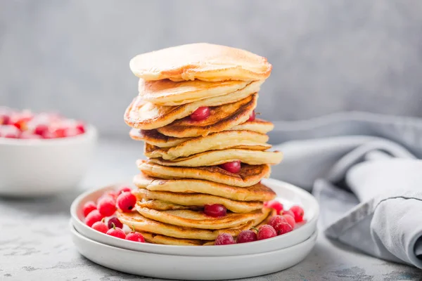 Pancake Buatan Sendiri Atau Kue Panas Ditumpuk Piring Putih Dengan — Stok Foto