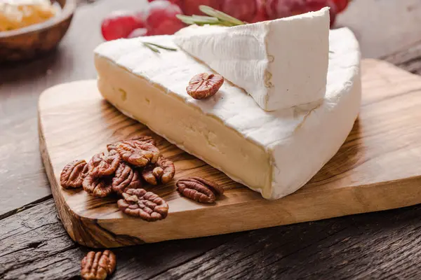 Segment Sýra Brie Nebo Měkké Krávy Francouzský Camembert Dřevěné Desce — Stock fotografie