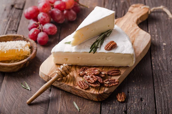 Segmento Queijo Brie Vaca Macia Camembert Francês Sobre Tábua Madeira — Fotografia de Stock