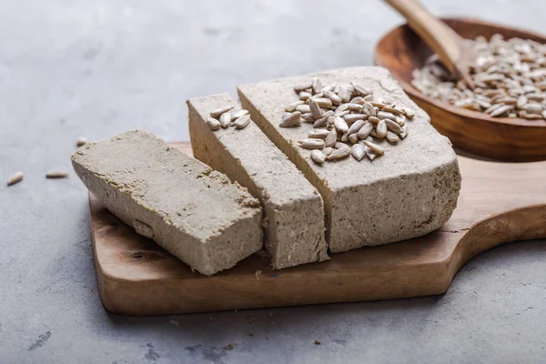 Halva Girasol Con Semillas Sobre Fondo Madera Delicias Orientales Festivas — Foto de Stock