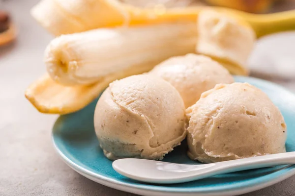 Helado Plátano Congelado Gelato Vegano Sabroso Concepto Vegetariano —  Fotos de Stock