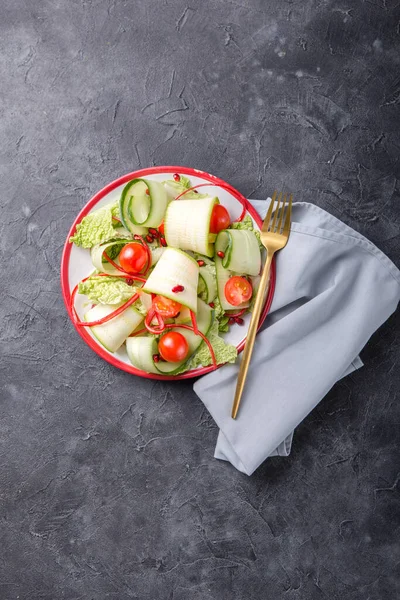 Healthy vegan diet salad with fresh vegetables -zucchini ,cucumber Beijing cabbage, tomato, chard and pomegranate seeds.Vegan food concept. — Stock Image Healthy Vegan Diet Salad Fresh Vegetables Zucchini Cucumber Beijing Cabbage Stock Image
