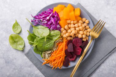 Nohut, pancar, taze ıspanak, balkabağı ve mor lahanalı Buda Kasesi. Sağlıklı vejetaryen detoks dengeli yemek kavramı. Üst Manzara. Boşluğu kopyala.