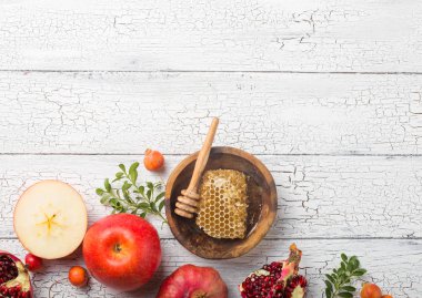 Rosh hashanah - Yahudi Yeni Yıl tatili konsepti. Geleneksel semboller: bal kavanozu ve beyaz arka planda nar ve shofar boynuzlu taze elmalar. Uzayı metin için kopyala. Yukarıdan görüntüle