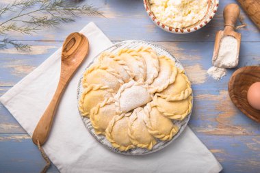 Çiğ mantı, pierogi veya pirohy, varenky, vareniki, içinde süzme peynir ile servis edilir. Ulusal Rus mutfağı, doğal organik ev yapımı fırın ürünü, yukarıdan görüş..