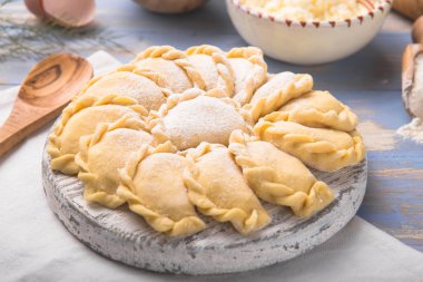 Çiğ mantı, pierogi veya pirohy, varenky, vareniki, içinde süzme peynir ile servis edilir. Ulusal Rus mutfağı, doğal organik ev yapımı fırın ürünü, yukarıdan görüş..