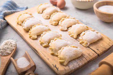 Çiğ mantı, pierogi veya pirohy, varenky, vareniki, içinde süzme peynir ile servis edilir. Ulusal Rus mutfağı, doğal organik ev yapımı fırın ürünü, yukarıdan görüş..