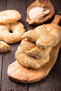 Simit adlı Yunan koulouri veya Türk simidi. Geleneksel sokak yemekleri, çıtır susamlı ekmek halka simit.