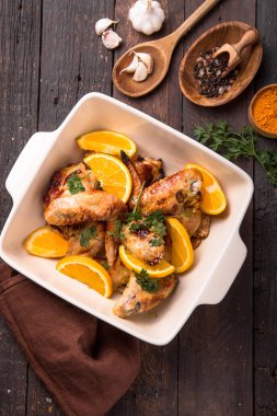 Tatil yemeği. Portakal dilimli kızarmış tavuk kanadı. Geleneksel şenlik yemekleri