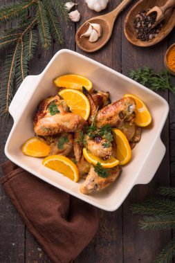 Noel yemeği. Portakal dilimli kızarmış tavuk kanadı. Geleneksel şenlik yemekleri