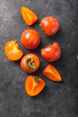 Olgunlaşmış hurma ve dilimlenmiş taş bir zemin .