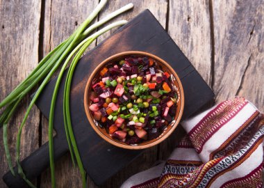 Rus mutfağından çeşitli sebze salatası - vinaigrette - pancar salatası. en üstteki görünüm