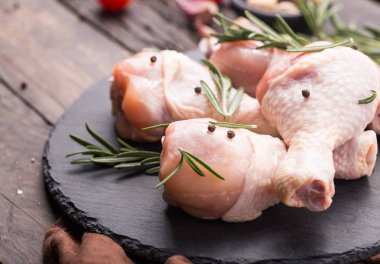 Tavuk eti - pişmemiş but ya da hamur işlerinde kullanılan malzemelerle birlikte bacaklar. Üst görünüm