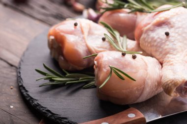 Tavuk eti - pişmemiş but ya da hamur işlerinde kullanılan malzemelerle birlikte bacaklar. Üst görünüm