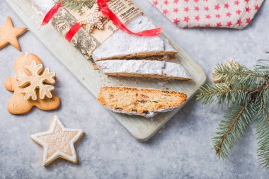 Geleneksel bir Avrupa pastasını fındık ve şekerli meyvelerle çaldılar, şekerle kaplandılar ve parçalara ayrıldılar.