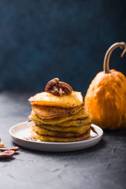 Karamel sos ve pekan fındık tabakta, closeup görünümü ile yığın kabak gözlemesi. Lezzetli sonbahar konfor gıda
