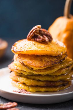 Karamel sos ve pekan fındık tabakta, closeup görünümü ile yığın kabak gözlemesi. Lezzetli sonbahar konfor gıda