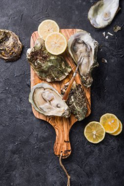 Taze açık istiridye. Sağlıklı deniz ürünleri. Restoranda akşam yemeği. Gurme yemeği. Karanlık arka plan. Üst Manzara Sağlıklı deniz yemekleri.