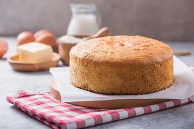 Ev yapımı yumuşak ve hafif lezzetli sünger keki. İçinde malzemeler var. Taş beton masada yumurta unu sütü. Fırın arka plan kavramı.