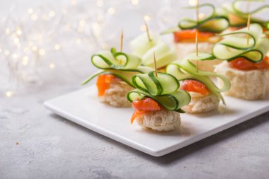 Noel ağacı kanapesi ya da salatalık dilimli sandviç, Noel için somon. Yeni yıl tarifi