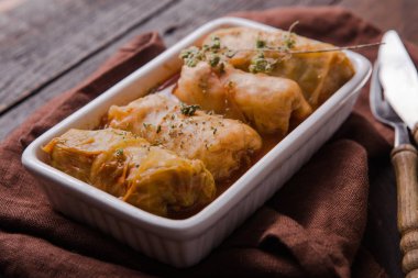 Donmuş muzdan yapılmış dondurma. Vejetaryen dondurması. Lezzetli vejetaryen konsepti