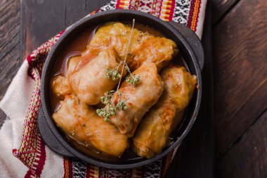 Donmuş muzdan yapılmış dondurma. Vejetaryen dondurması. Lezzetli vejetaryen konsepti