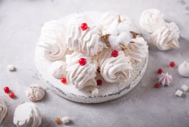 Donmuş muzdan yapılmış dondurma. Vejetaryen dondurması. Lezzetli vejetaryen konsepti