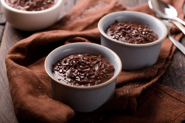 Sıcak Fransız tatlıları. Seramik Bakeware 'de çikolatalı puding. en üstteki görünüm