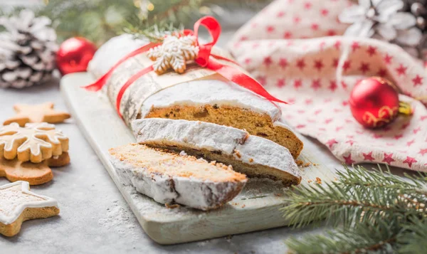 Geleneksel bir Avrupa pastasını fındık ve şekerli meyvelerle çaldılar, şekerle kaplandılar ve parçalara ayrıldılar.